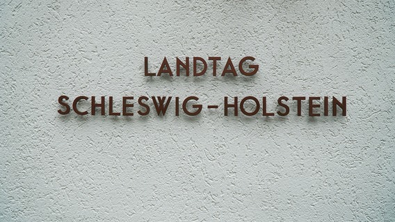 An der Wand befindet sicvh der Schriftzug "Landtag Schleswig-Holstein". © NDR Foto: Constantin Gill