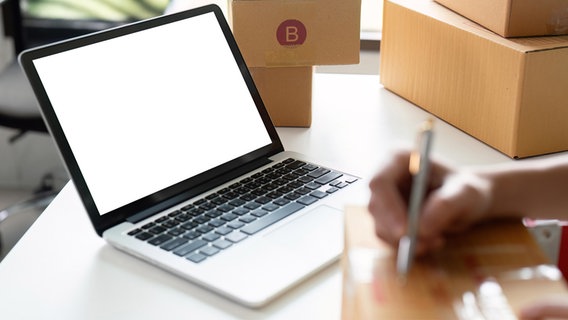 Ein Laptop steht auf einem Tisch. © picture alliance / Zoonar Foto: NATEE MEEPIAN