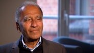 Klimaforscher Prof. Dr. Mojib Latif sitzt für ein Interview vor der Kamera © NDR 