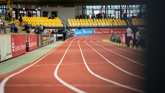 Eine leere Laufbahn. © picture alliance / nordphoto GmbH | nordphoto GmbH Foto: Christian Schulze