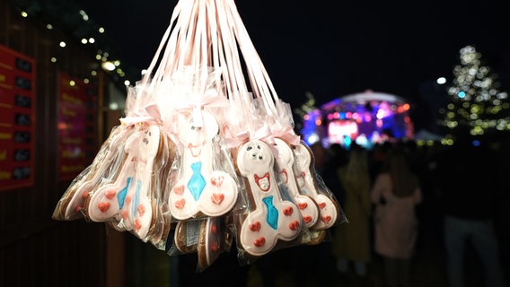 An einem Süßigkeitenstand auf einem Weihnachtsmarkt hängen Lebkuchen in anzüglicher Form. © picture alliance/dpa Foto: Marcus Brandt