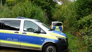 Fahrzeuge der Polizei stehen in einem Waldstück bei Witzeeze (Landkreis Herzogtum Lauenburg). © News5 