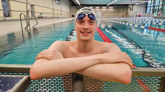 Eine Person schaut aus einem Schwimmbecken heraus in die Kamera © NDR Foto: Johannes Tran