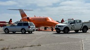 Die Aktivisten der Gruppierung "Letzte Generation" hatte bei einer Aktion am Sylter Flughafen ein Flugzeug mit Farbe besprüht. Schaden: mehr als eine Million Euro. © picture alliance/dpa/TNN Foto: Julius Schreiner