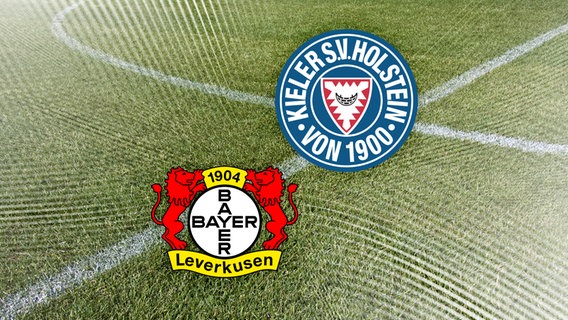 Das Vereinswappen von Bayer 04 Leverkusen neben dem von Holstein Kiel vor Fussballrasen. © NDR 