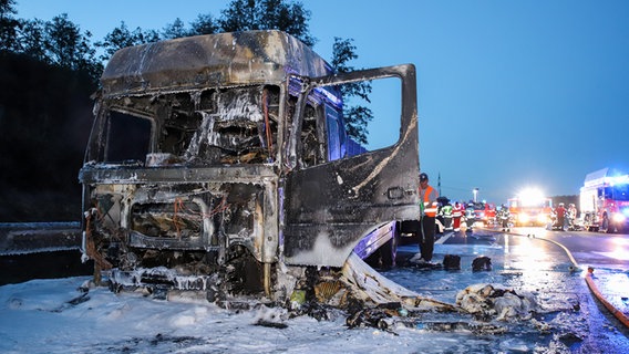 Das ausgebrannte Führerhaus eines Lkw steht auf einer Autobahn © Florian Sprenger  Foto: Florian Sprenger 