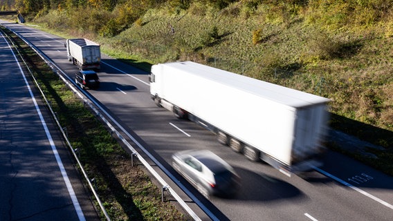 Autos und Lastwagen fahren auf einer Autobahn. © Picture Alliance Foto: Philipp von Ditfurth