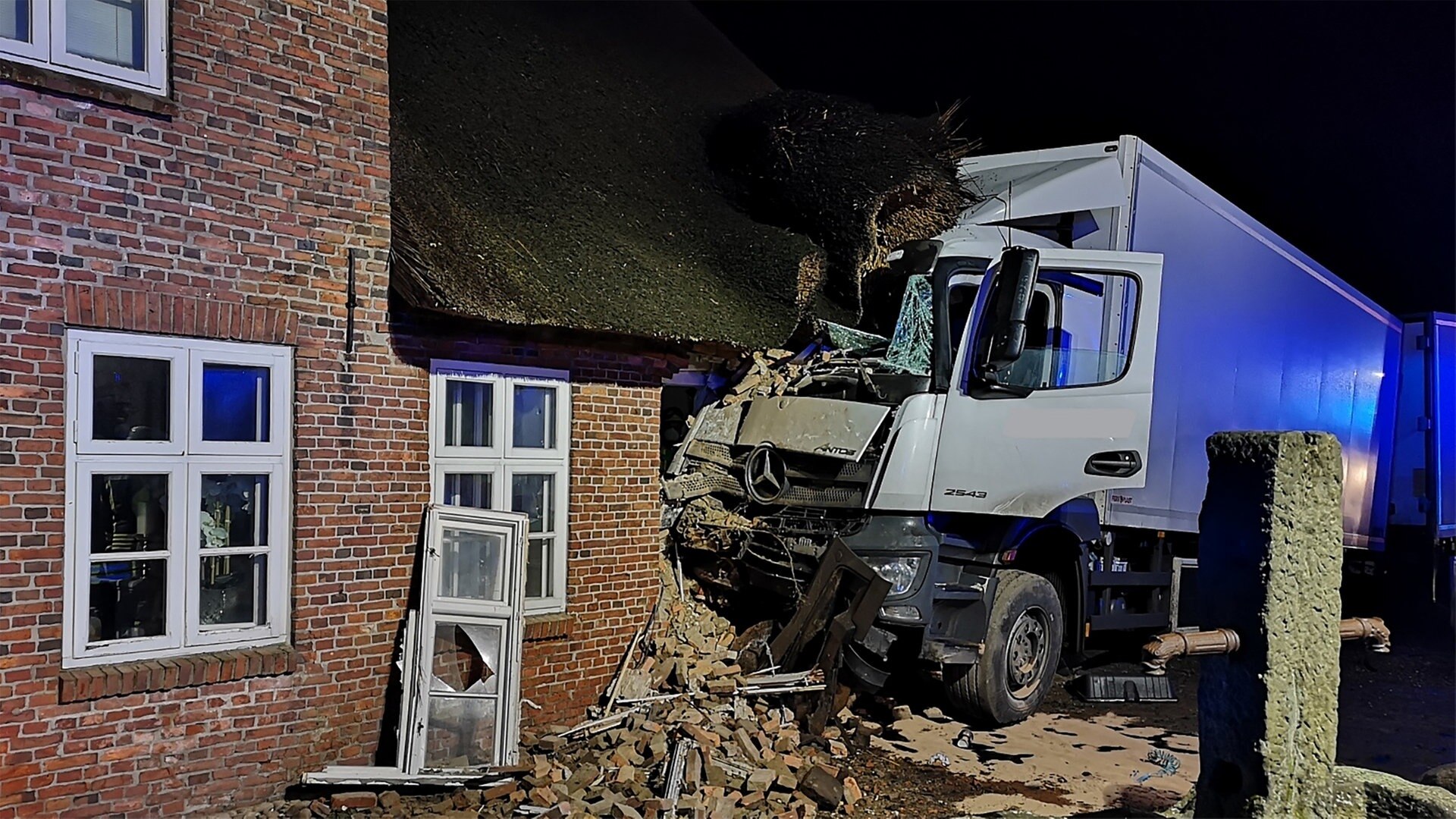 Lkw Fahrt In Reetdach Haus In Risum Lindholm Ndr De Nachrichten Schleswig Holstein