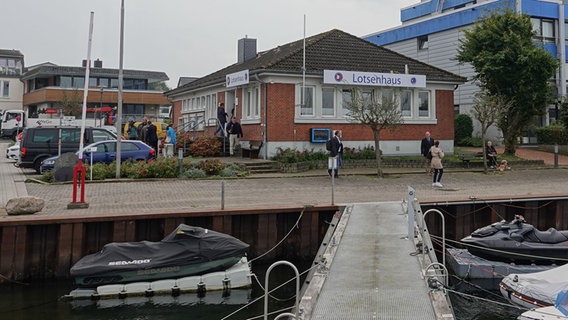 Lotsenhaus im Hafen von Laboe. © NDR Foto: Carsten Salzwedel