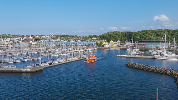 Der Yachthafen in Laboe, durch den das orangene Schiff der Kieler Lotsen fährt. © NDR Foto: Dominik Dührsen
