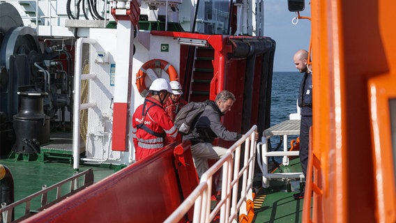 Lotsen übersetzen bei voller Fahrt auf ein Schiff. © NDR Foto: Dominik Dührsen