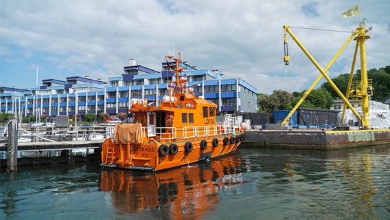 Das orangene Boot der Kieler Lotsen kehrt in den Laboer Yachthafen zurück. © NDR Foto: Dominik Duehrsen