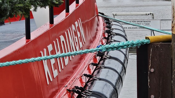 Der Name vom Lotsenversetzschiff "Kehding" bei der Taufe in der Elbe zu sehen. © Wasserstraßen- und Schifffahrtsverwaltung des Bundes (WSV) 