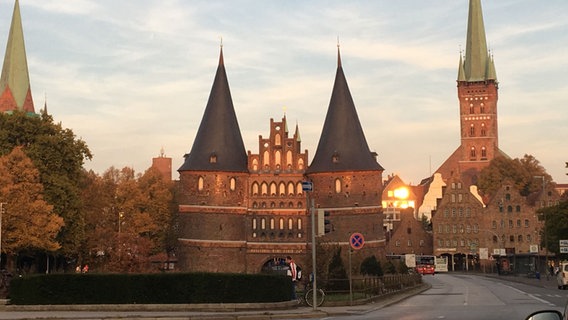 Zu sehen ist das Lübecker Holstentor mit seinen zwei Türmen rechts und links. © Studio HL / NDR Foto: Studio HL / NDR