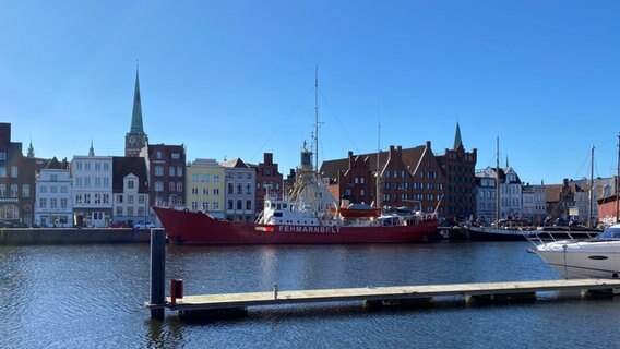 Vor einer Altstadt liegt ein rotes Schiff mit der Aufschrift Fehmarnbelt © Linda Ebener / NDR Foto: Linda Ebener / NDR