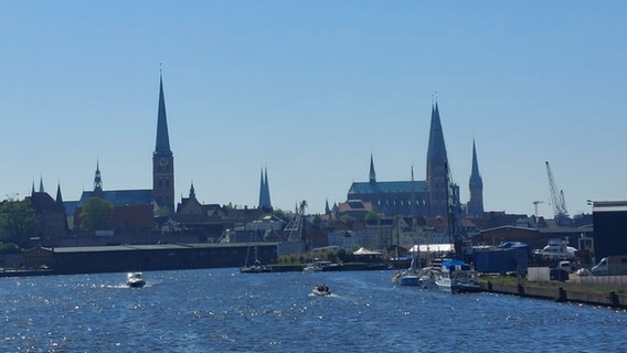 Die Kirchen aus Lübeck von der Wasserseite aus vor blauem Himmel. © Mechthild Mäsker / NDR Foto: Mechthild Mäsker / NDR