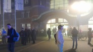 Wartende Menschen vor dem gesperrten Hauptbahnhof in Lübeck. © NDR Foto: Astrid Wulf