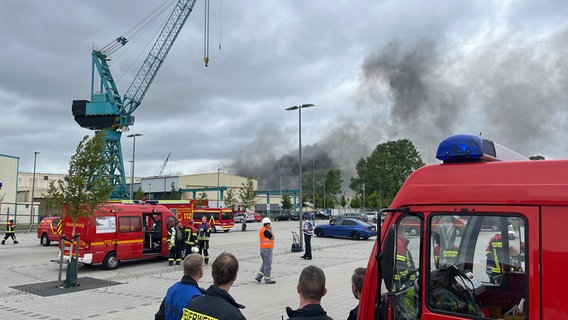 Lürssen-Werft: Großbrand von Halle und Jacht unter Kontrolle | NDR.de -  Nachrichten - Schleswig-Holstein