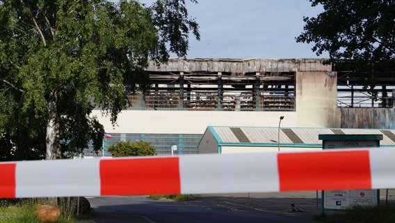 Eine ausgebrannte Hallte der Lürssen-Werft in Schacht-Audorf. © NDR Foto: Moritz Mayer