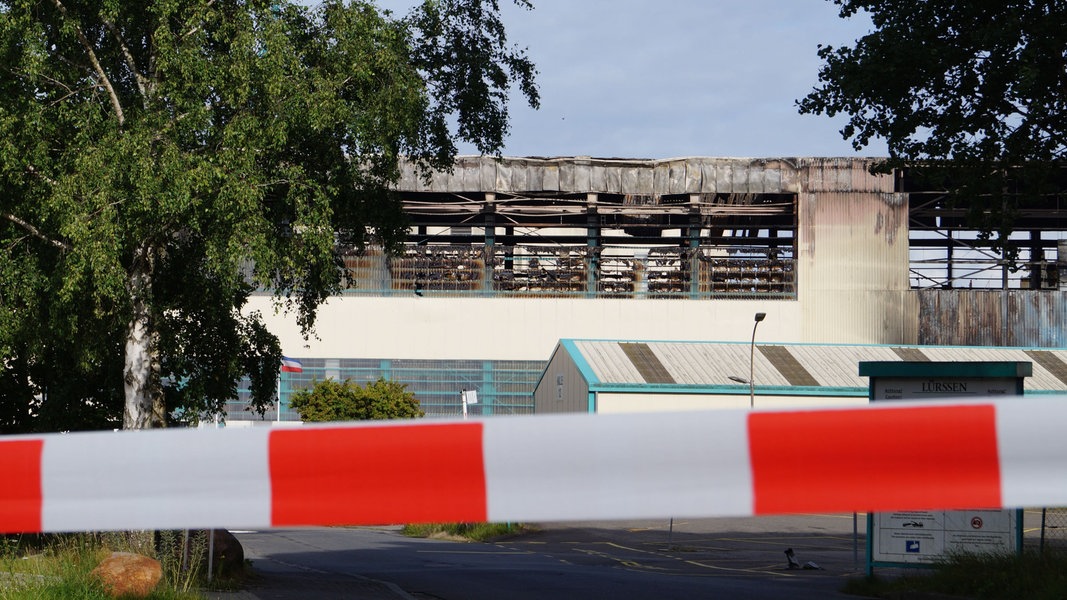 Eine ausgebrannte Hallte der Lürssen-Werft in Schacht-Audorf.