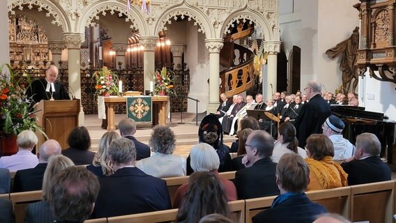 In einer Kirche hält ein pastor eine Rede. © NDR Foto: Frank Goldenstein