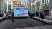 Rund 200 Menschen sind zur Mahnwache vom Lübecker Schrangen gekommen. © NDR Foto: Selma Zoronjic