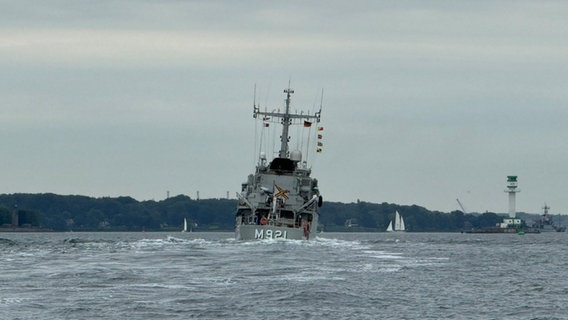 Das Marineschiff M921 fährt durchs Wasser. © NDR Foto: Tobias Gellert
