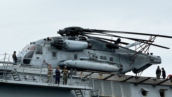 Hubschrauber an Bord eines Marineschiffs © NDR Foto: Tobias Gellert