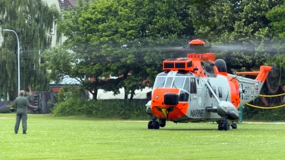 Ein Hubschrauber der Marine landet in Kiel. © NDR Foto: Tobias Gellert
