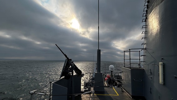 Der Blick über das Deck eines Marineschiffes © NDR Foto: Andreas Schmidt