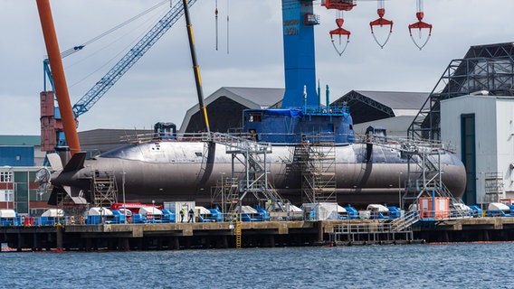 Ein Uboot auf der Werft bei TKMS in Kiel. © IMAGO / penofoto 