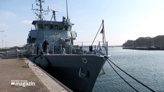 ein Schiff der Marine liegt vor Anker. © NDR 