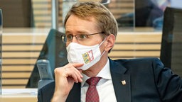 Der Ministerpräsident von Schleswig-Holstein Daniel Günther trägt einen medizinischen Mund-Nasen-Schutz.