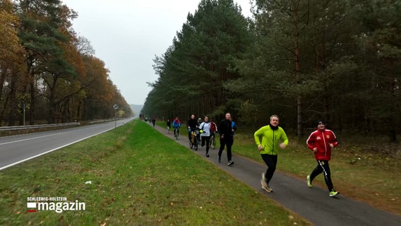 12-Kilometer-Lauf über die ehemalige innerdeutsche Grenze. © NDR 