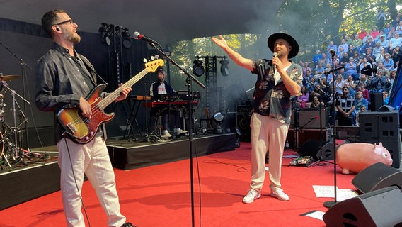 Max Mutzke auf der Bühne bei einem Konzert in Kiel © NDR Foto: Anke Rösler