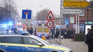 Einsatzkräfte umstellen den Bahnhof Brokstedt (Kreis Steinburg) nach einem Messerangriff in einem Regionalzug. © Daniel Friederichs 