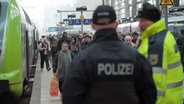 Die Polizei und das Ordnungsamt haben am Kieler Hauptbahnhof Reisende kontrolliert. © NDR 