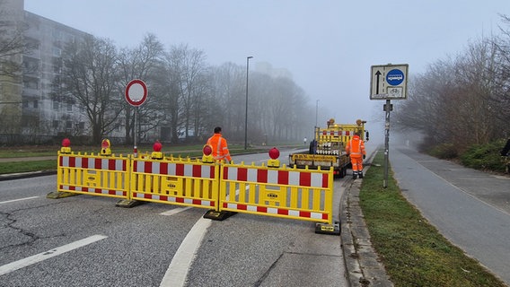 Im Kieler Stadtteil Mettenhof ist eine Straße gesperrt © NDR Foto: Moritz Kodlin