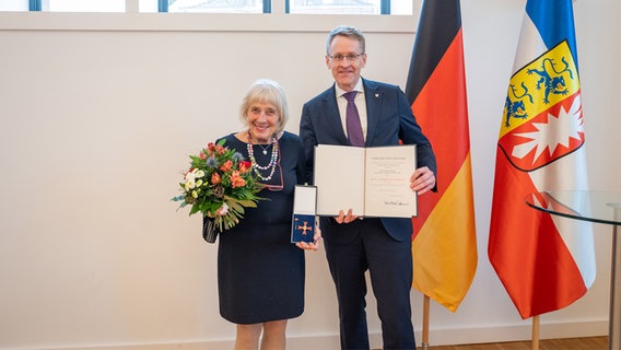 Bundesverdienstkreuz-Verleihung: Liselotte Mettler und Daniel Günther © Frank Peter 