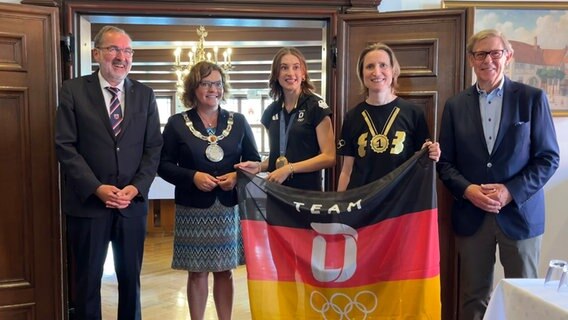 Mehrere Personen posieren für ein Gruppenbild © NDR Foto: Lisa Synowski