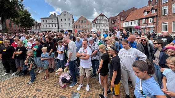 Eine große Menschenmenge steht auf dem Rendsburger Rathausmarkt © NDR Foto: Lisa Synowski