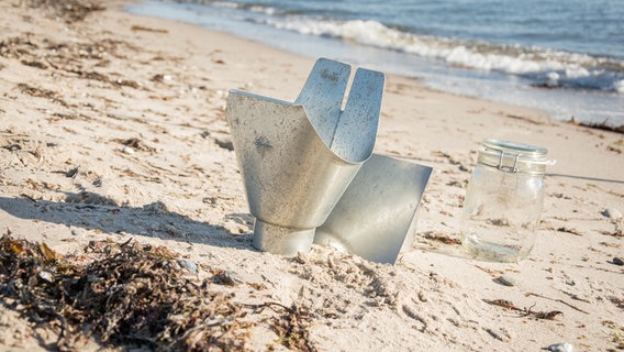 Ein Trichtergefäß wird eingesetzt um Sandproben zu erhalten. © Future Ocean Foto: Svenja Hardel