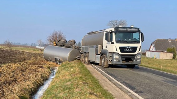 Der Anhänger eines Milchlasters liegt in einem Straßengraben. © Polizeidirektion Flensburg Foto: Polizeidirektion Flensburg