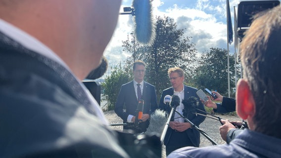 Hendrik Wüst (Ministerpräsident NRW) und Daniel Günther (Ministerpräsident SH) geben ein gemeinsames Interview im Freien. © NDR Foto: Lilli Michaelsen