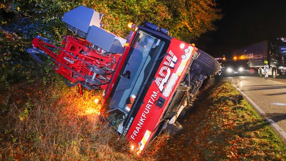 Der umgestürtze Mobilkran auf der B430 bei Schenefeld. © Florian Sprenger Foto: Florian Sprenger