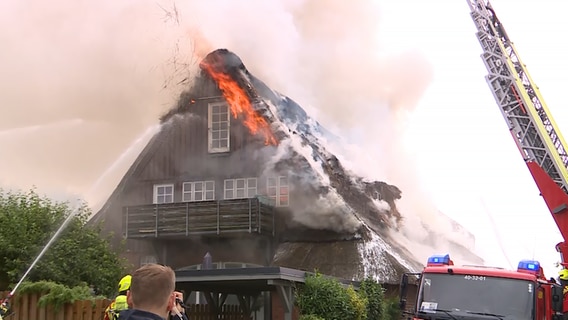 In Moorrege im Kreis Pinneberg steht ein Reetdachhaus in Flammen. Offenbar hatte dort zuvor ein Blitz eingeschlagen. © NDR 