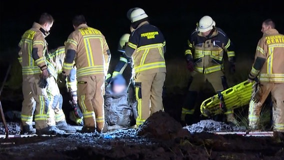 Einsatzkräfte der Feuerwehr ziehen einen Mann aus dem Morast zwischen den Ortschaften Oering und Nahe. © TVNewskontor 