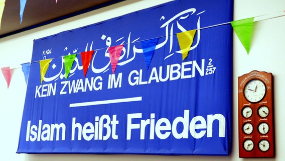 Blick auf ein Banner mit der Aufschrift "Islam heißt Frieden". © NDR Foto: Doreen Pelz