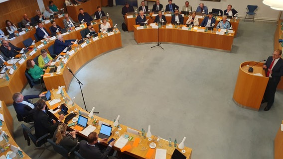 Eine Ratsversammlung in Neumünster. © NDR Foto: Christian Lang