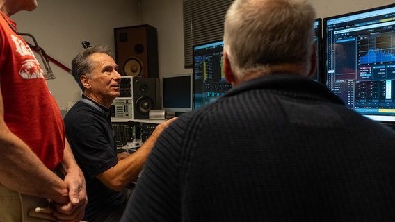 Vier Männer stehen in einem Tonstudio. © NDR Foto: Dominik Dührsen